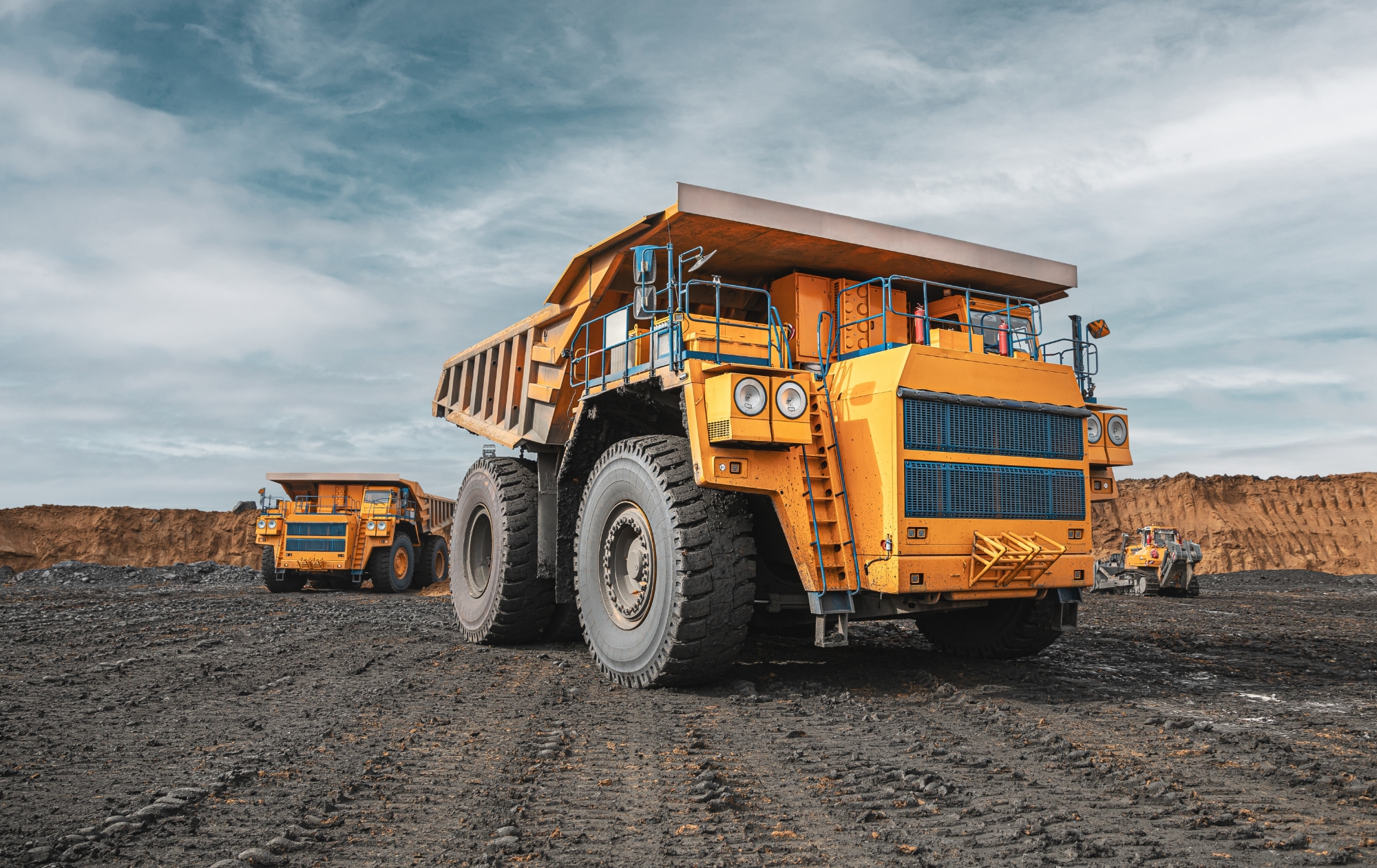 High Toughness Crack Resistant and Wear-Resistant Steel